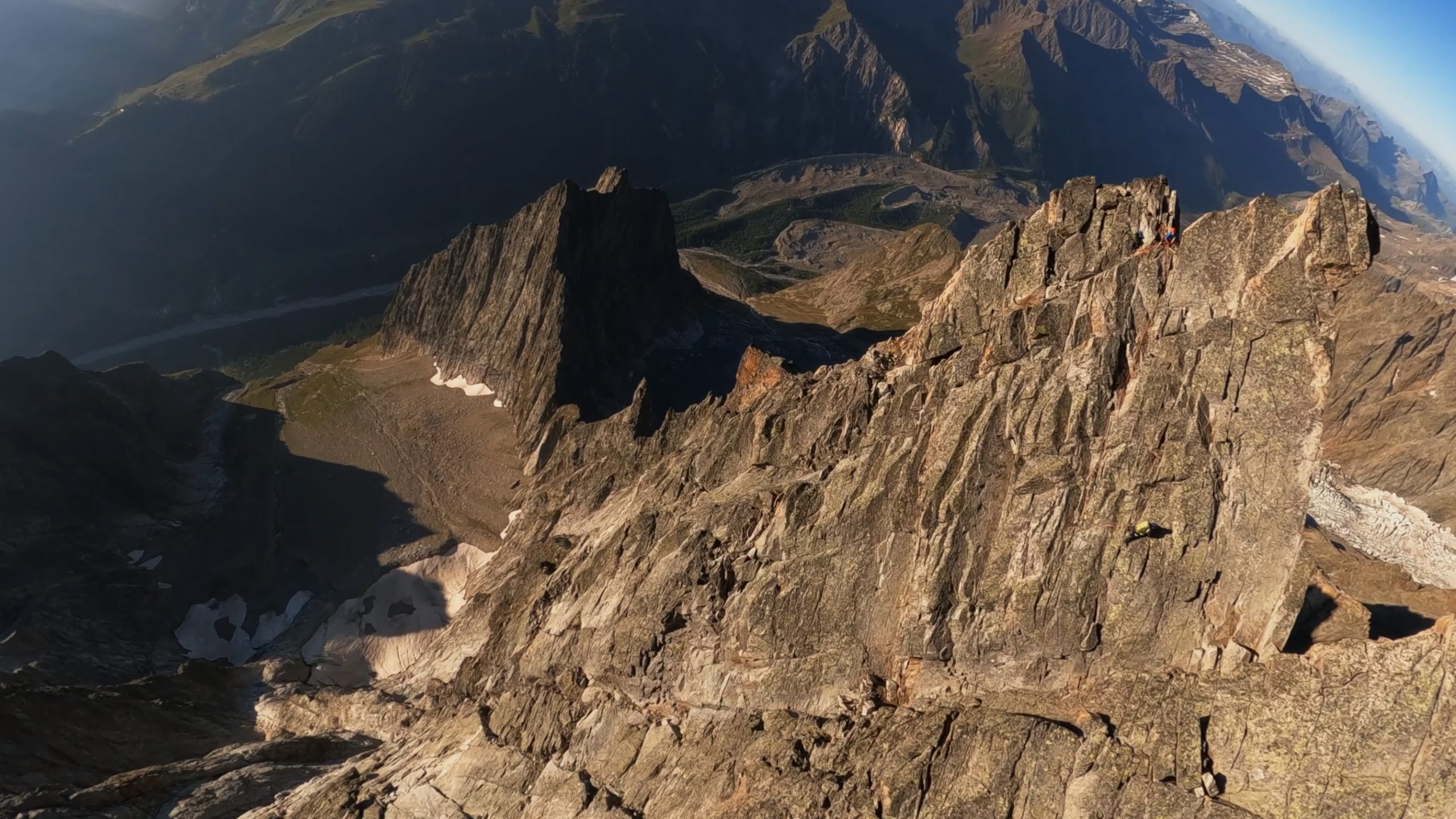 Vol FPV vertical le long d’une paroi de l’Aiguille Noire de Peuterey