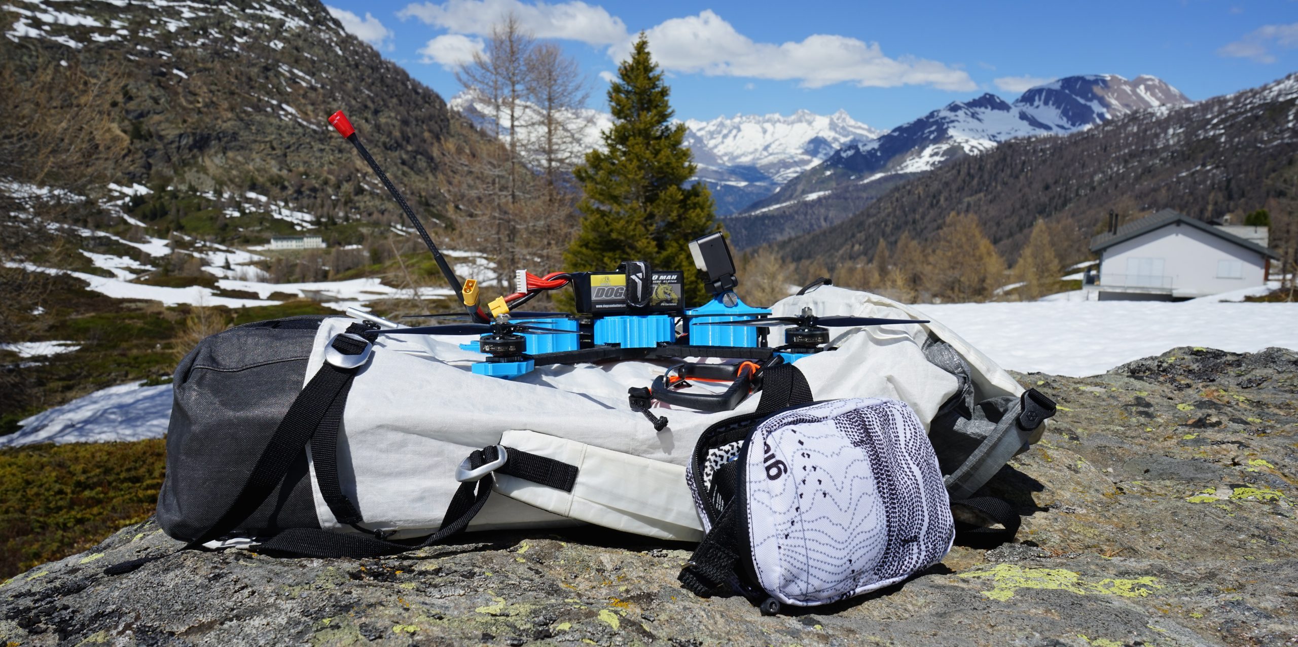 Châssis FPV Horn posé au sol avant le décollage en montagne