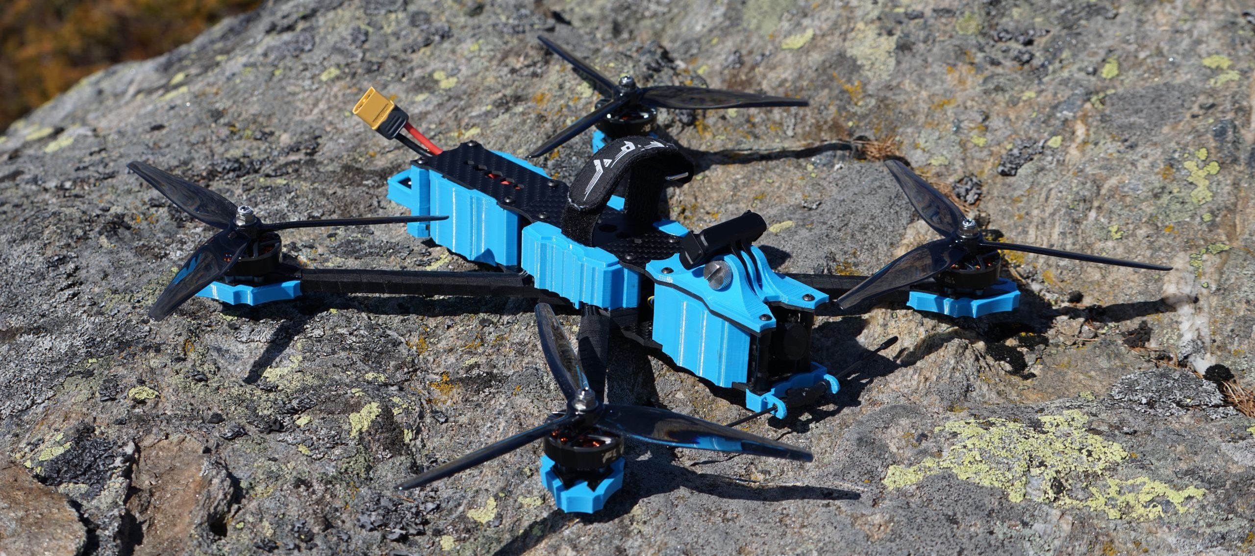 Drone FPV HORN en vol en montagne, vu de l'extérieur